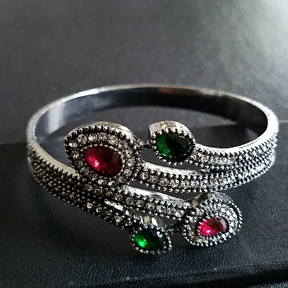 Costume jewelry bracelet